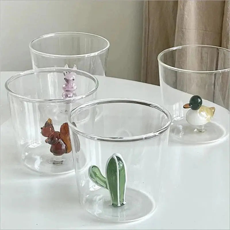 Verres artisanaux avec figurines peintes à la main – Design ludique et raffiné