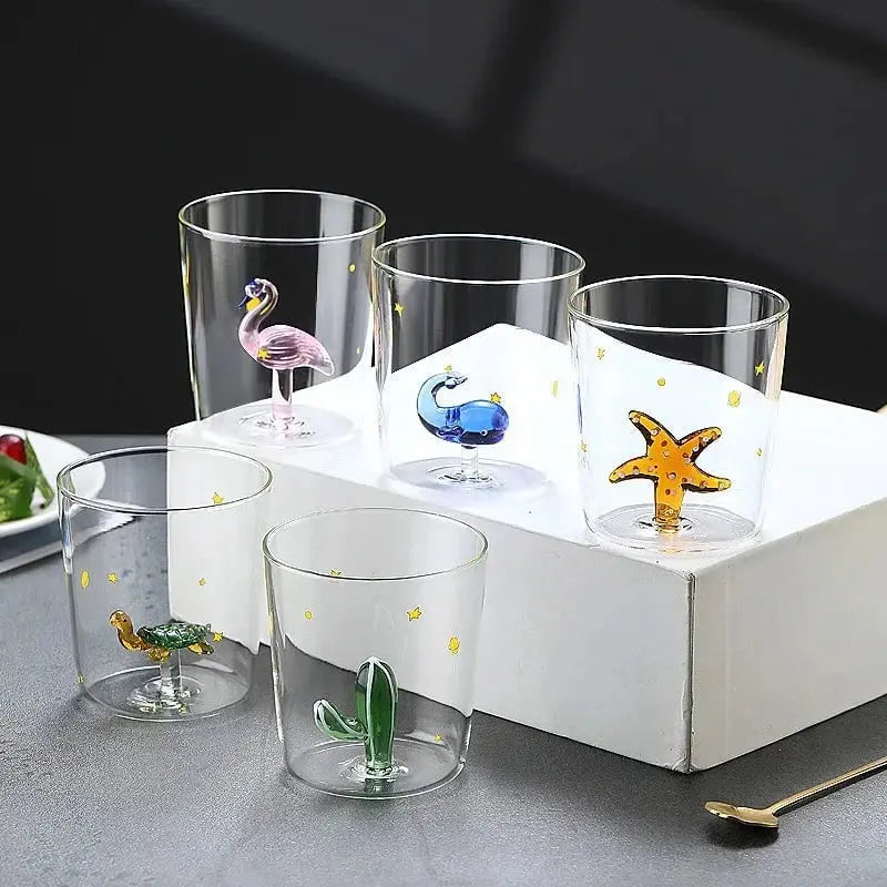 Verres artisanaux avec figurines peintes à la main – Design ludique et raffiné