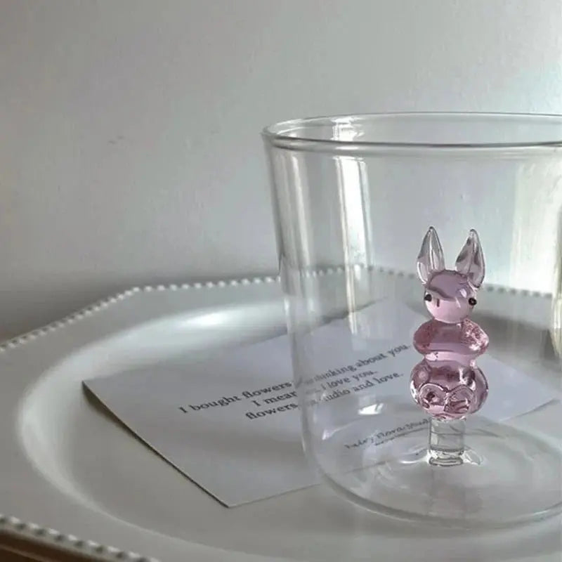 Verres artisanaux avec figurines peintes à la main – Design ludique et raffiné