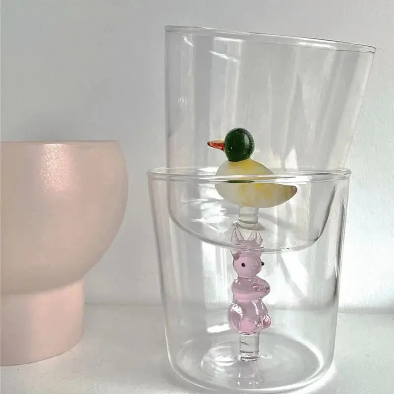 Verres artisanaux avec figurines peintes à la main – Design ludique et raffiné