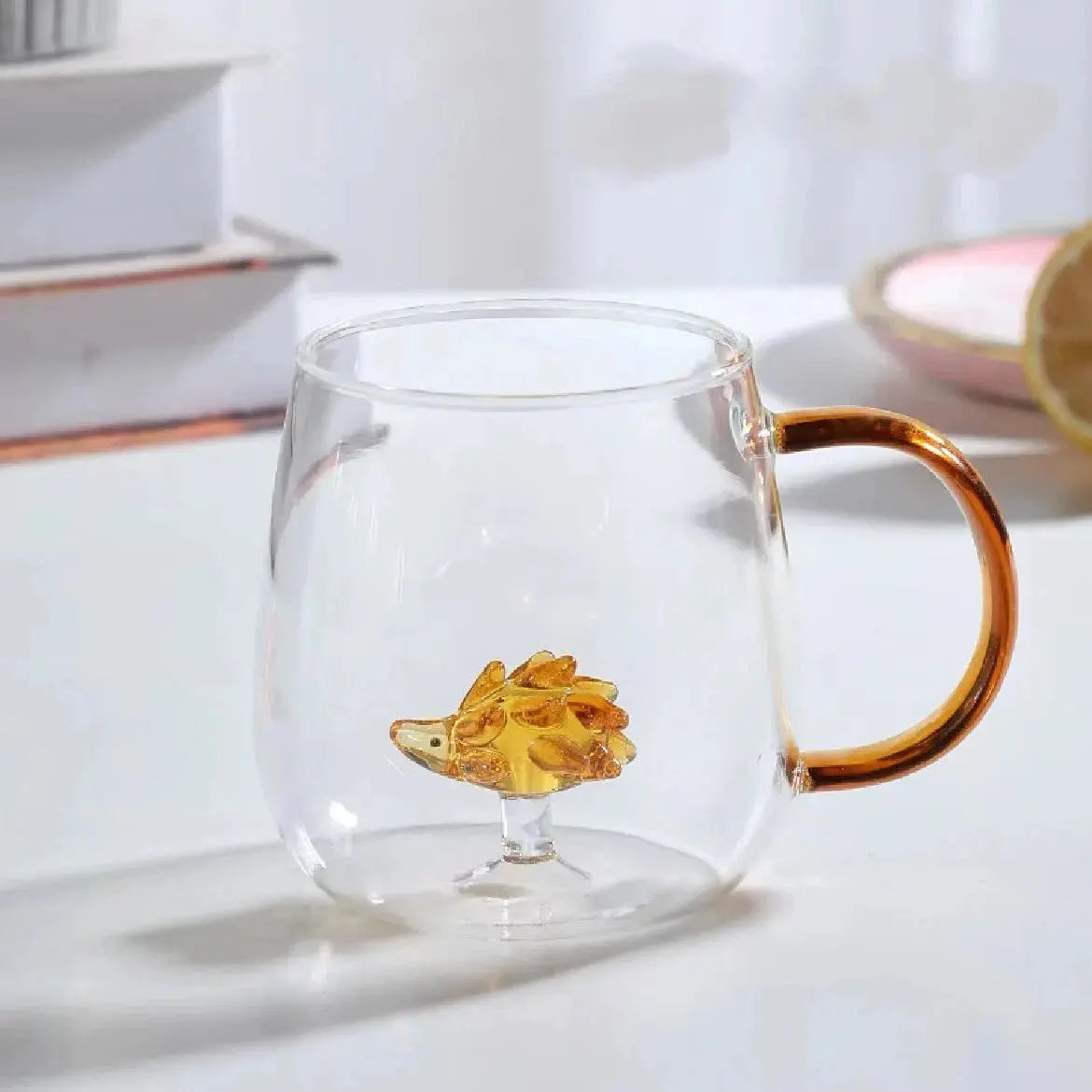 Verres artisanaux avec figurines peintes à la main – Design ludique et raffiné