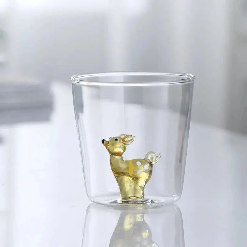 Verres artisanaux avec figurines peintes à la main – Design ludique et raffiné