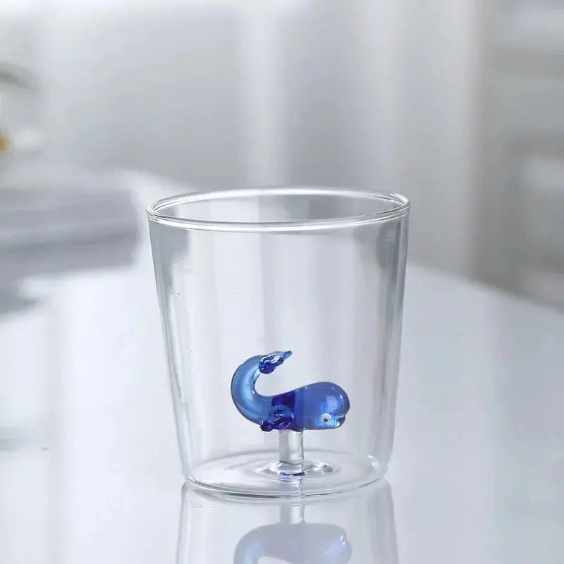 Verres artisanaux avec figurines peintes à la main – Design ludique et raffiné