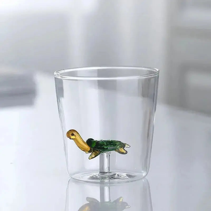 Verres artisanaux avec figurines peintes à la main – Design ludique et raffiné