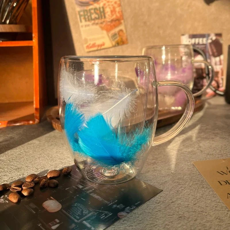 Plume de Verre™ – Tasse soufflée à la main avec plume suspendue (double paroi)