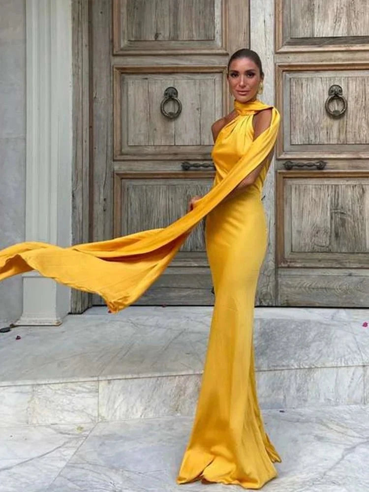 Robe longue satinée asymétrique – Élégance sculpturale pour vos plus beaux soirs