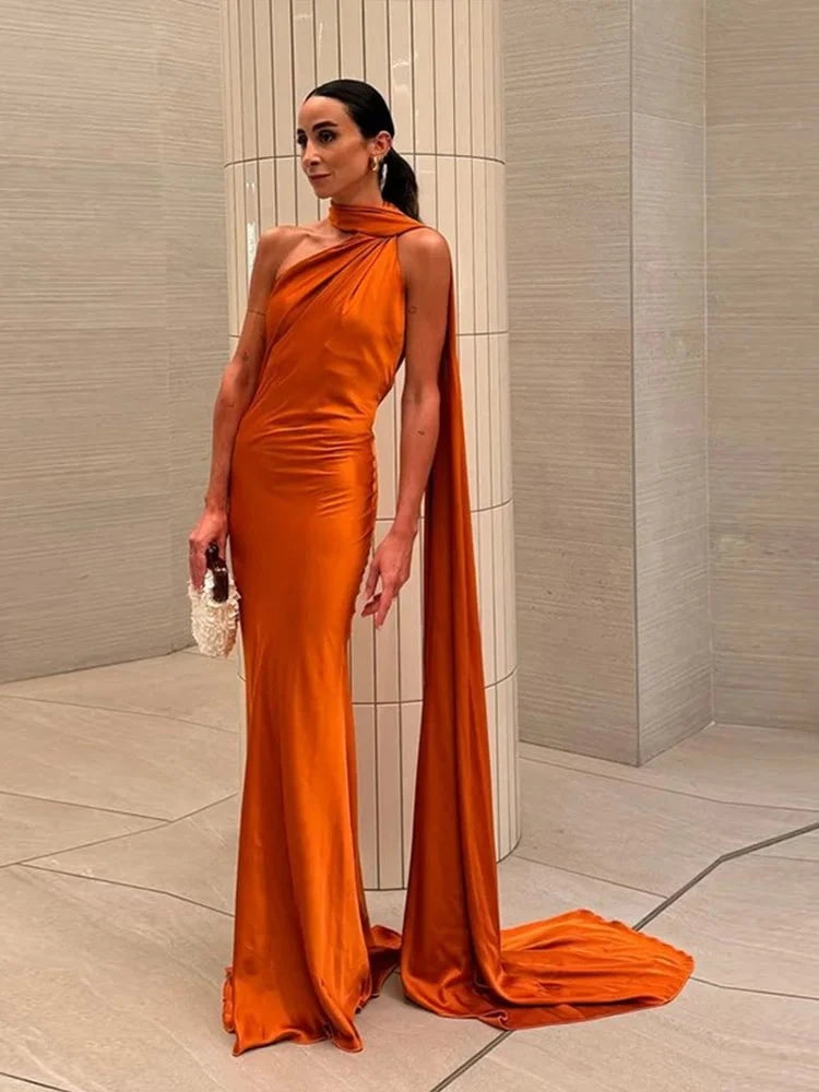 Robe longue satinée asymétrique – Élégance sculpturale pour vos plus beaux soirs