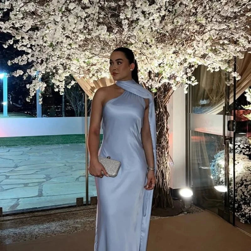 Robe longue satinée asymétrique – Élégance sculpturale pour vos plus beaux soirs
