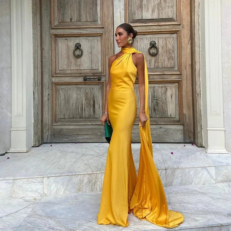 Robe longue satinée asymétrique – Élégance sculpturale pour vos plus beaux soirs