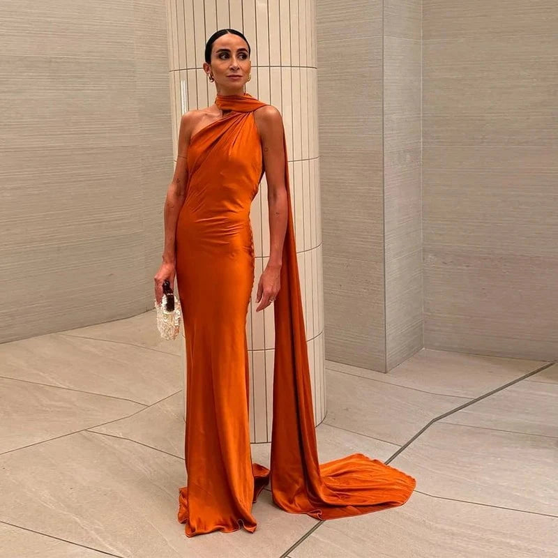 Robe longue satinée asymétrique – Élégance sculpturale pour vos plus beaux soirs