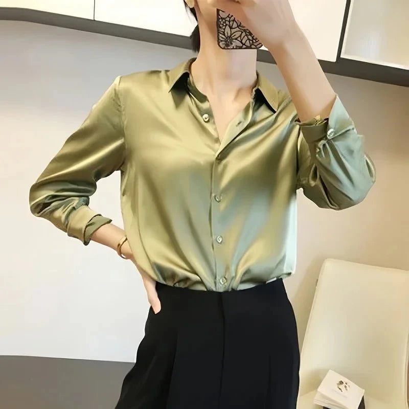 Aurélia™ – La chemise satinée qui illumine votre style