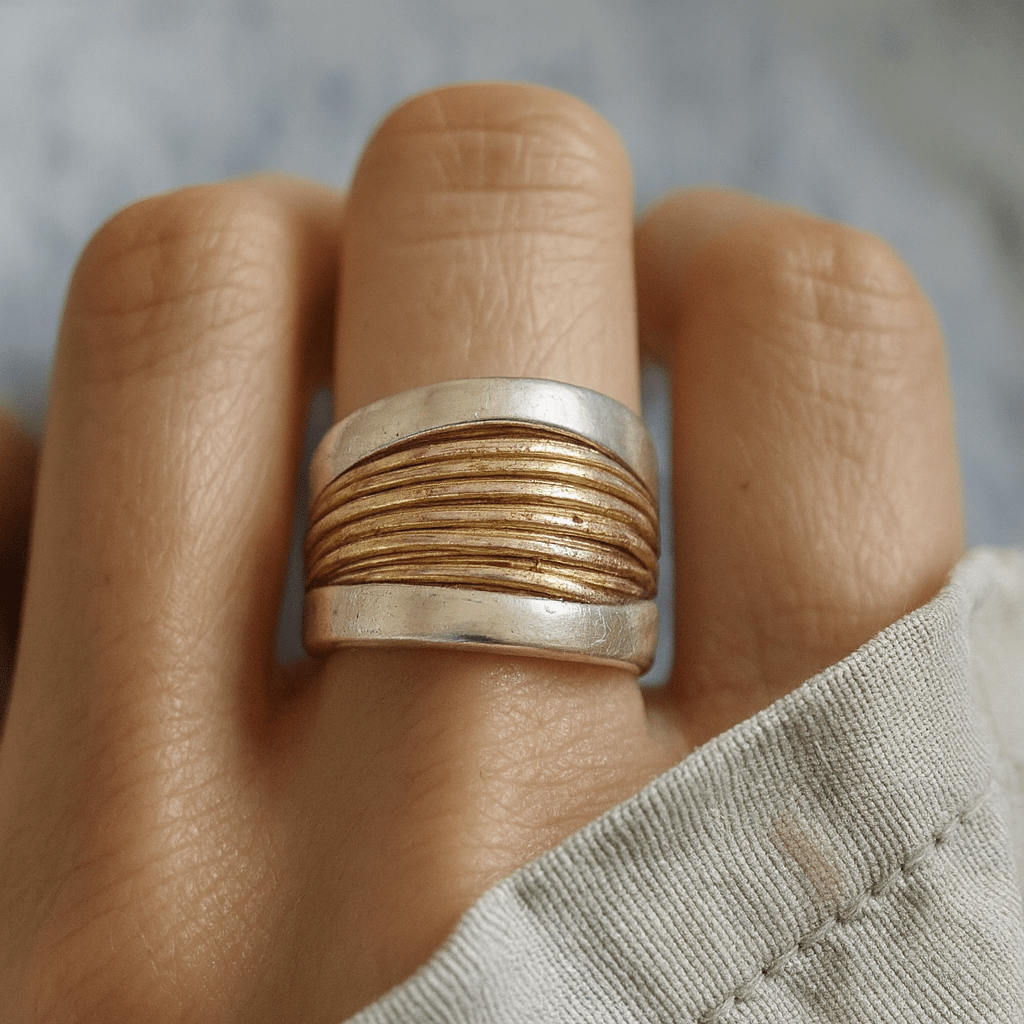 Léna™ – Bague en fils dorés et argent