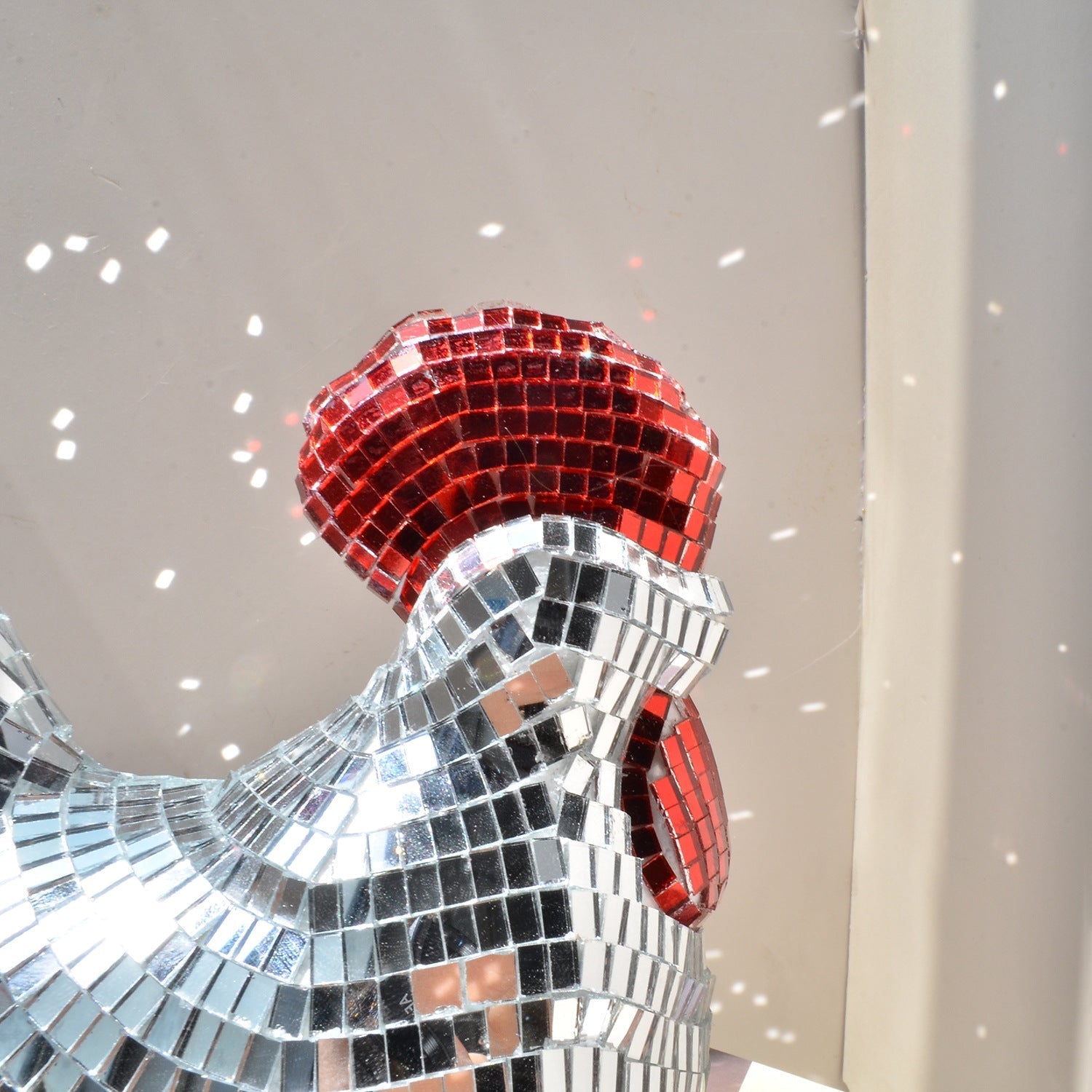 Coq Lunaire™ – Sculpture disco faite main dans notre atelier